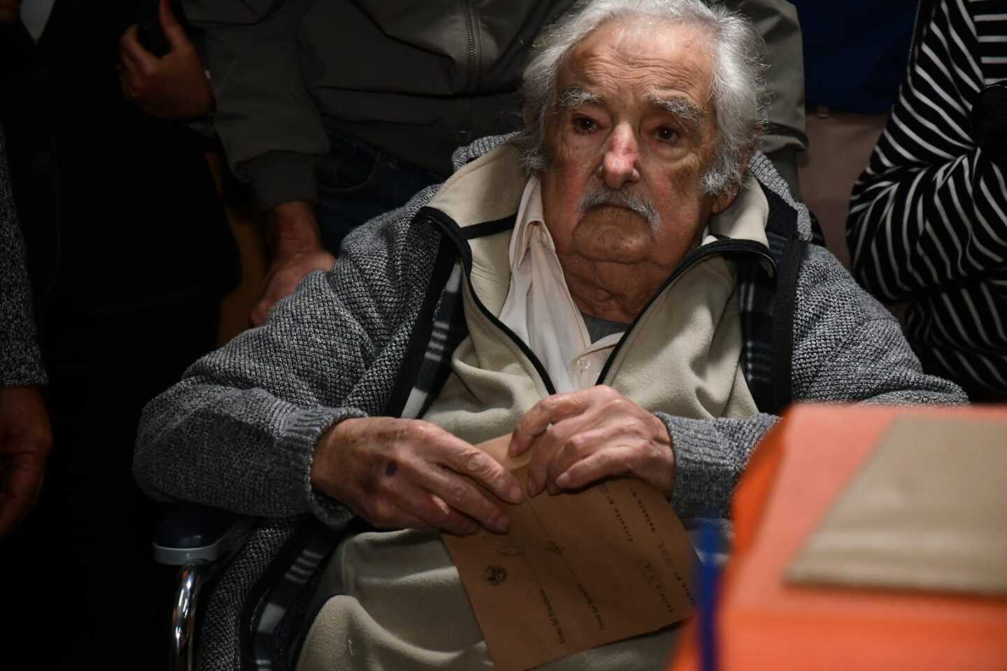 José Mujica minutos antes de emitir su sufragio en las elecciones nacionales, en la escuela N°149