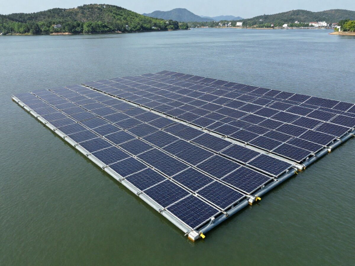 Paneles solares flotantes sobre lago.