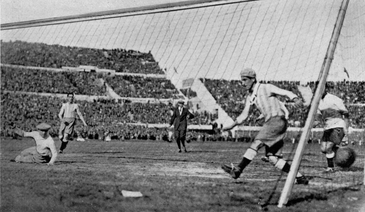 Imagen de un partido del Mundial de 1930, disputado en Montevideo.