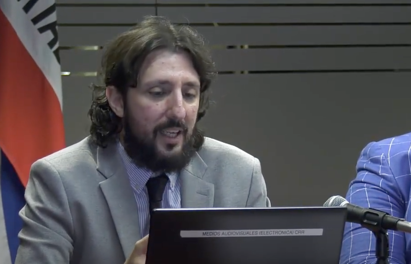Pablo Laurta en una conferencia en el Palacio Legislativo en abril de 2022.