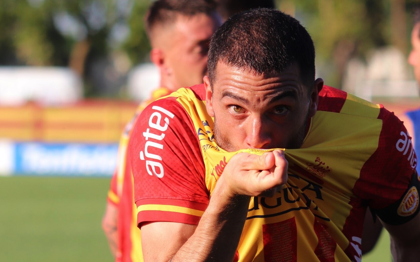 Gastón Colmán festeja un gol para Progreso en el Paladino.