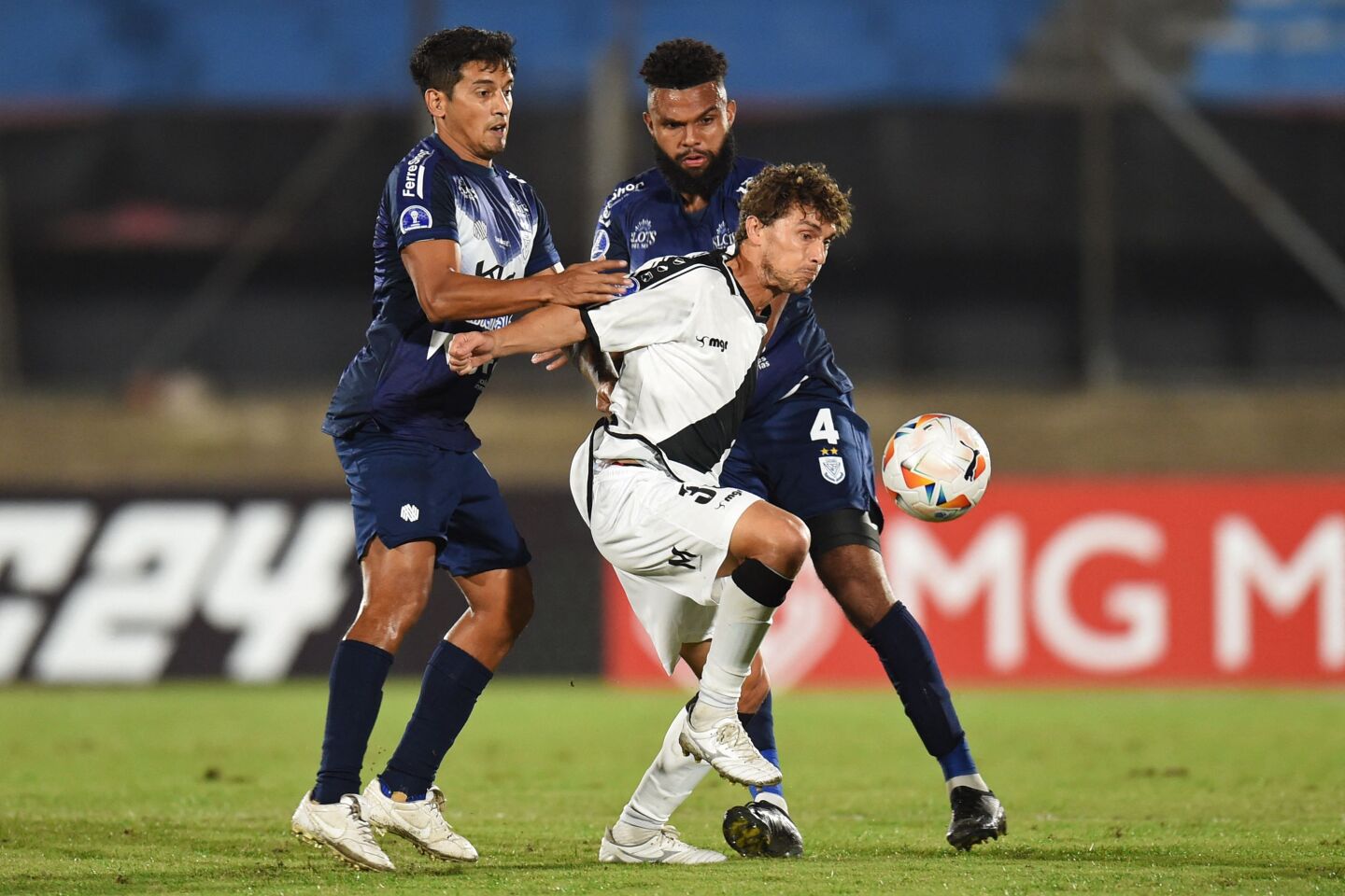 Sebastián Fernández, de Danubio, ante Sportivo Ameliano por Copa Sudamericana.