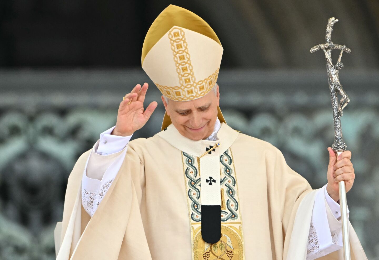El papa León XIV saluda a la multitud en la Santa Misa de inicio de su pontificado, en la plaza de San Pedro en el Vaticano, este domingo 18 de mayo de 2025.