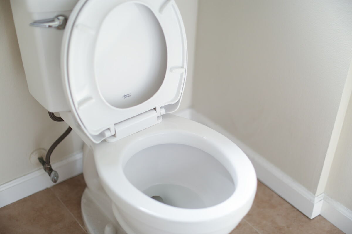 Un inodoro con el asiento levantado.