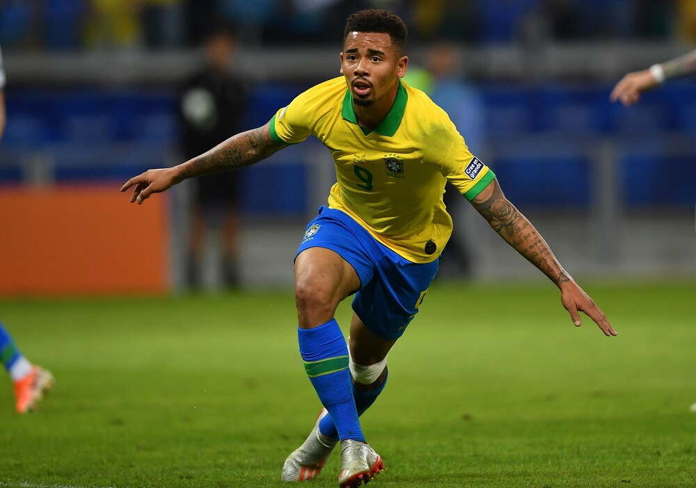 Gabriel Jesús en el gol de Brasil contra Argentina