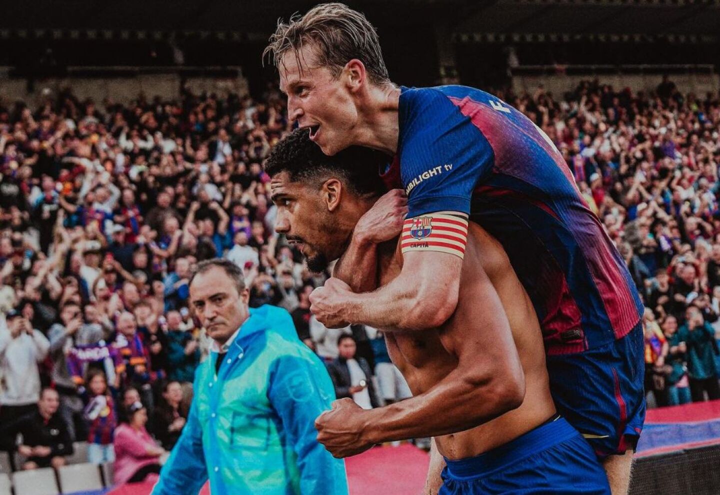 El festejo de Ronald Araujo junto a Frenkie de Jong tras el gol de Barcelona ante Girona.