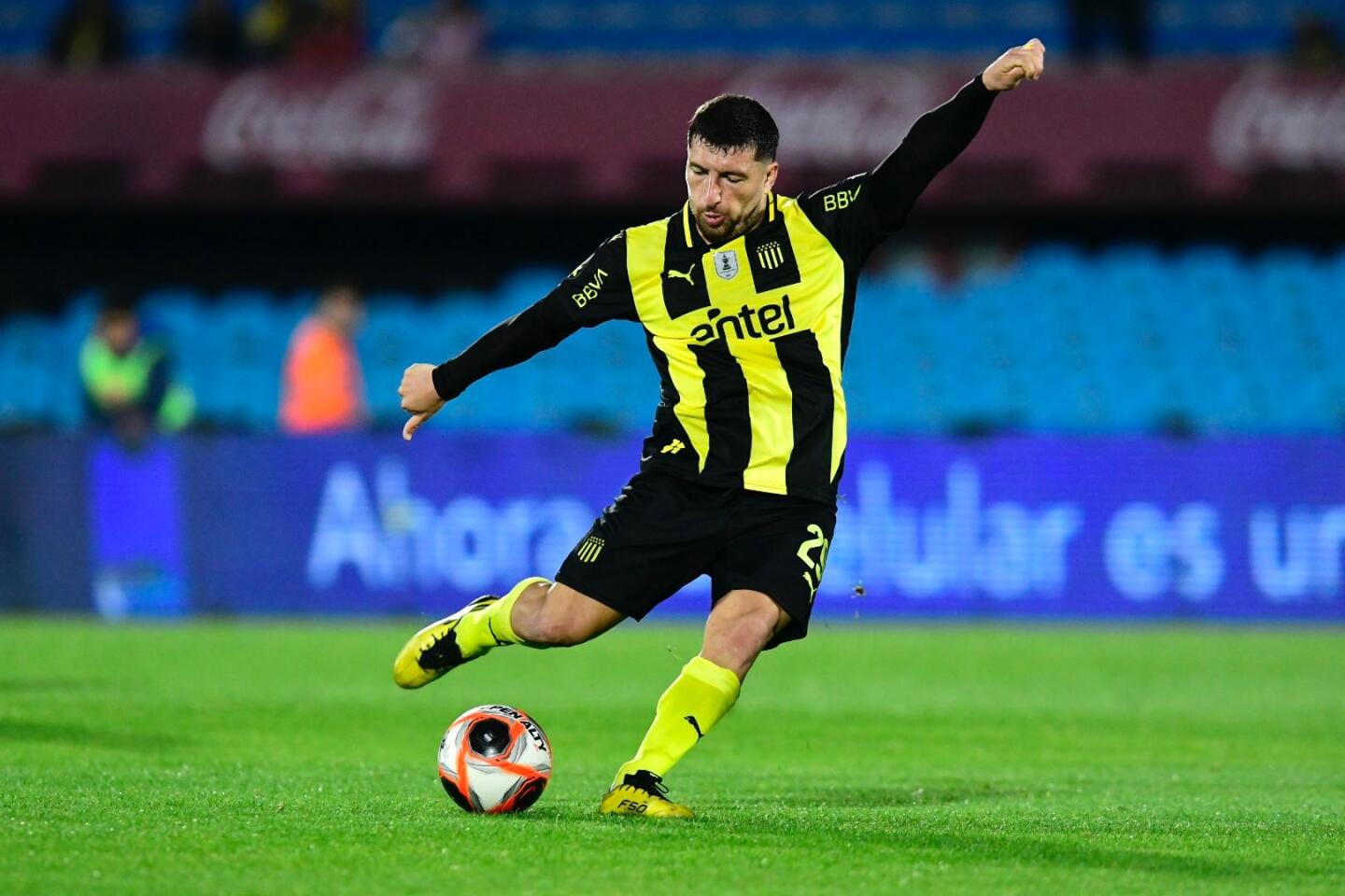 Eric Remedi saca el zapatazo que terminó en el 1-1 de Peñarol frente a Cerro Largo en el Centenario.