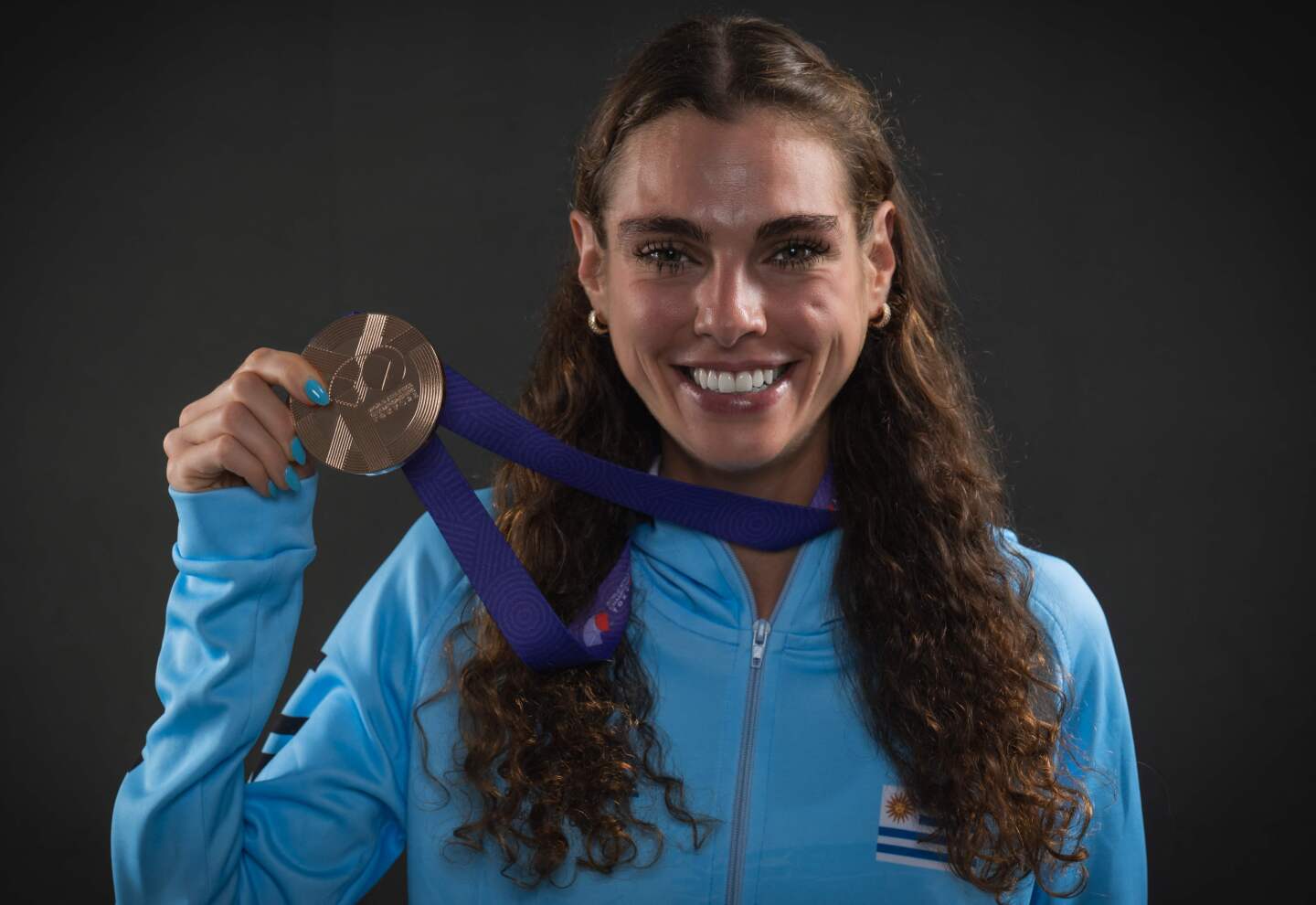 Julia Paternain y su medalla de bronce con Uruguay en el Mundial de Atletismo 2025.
