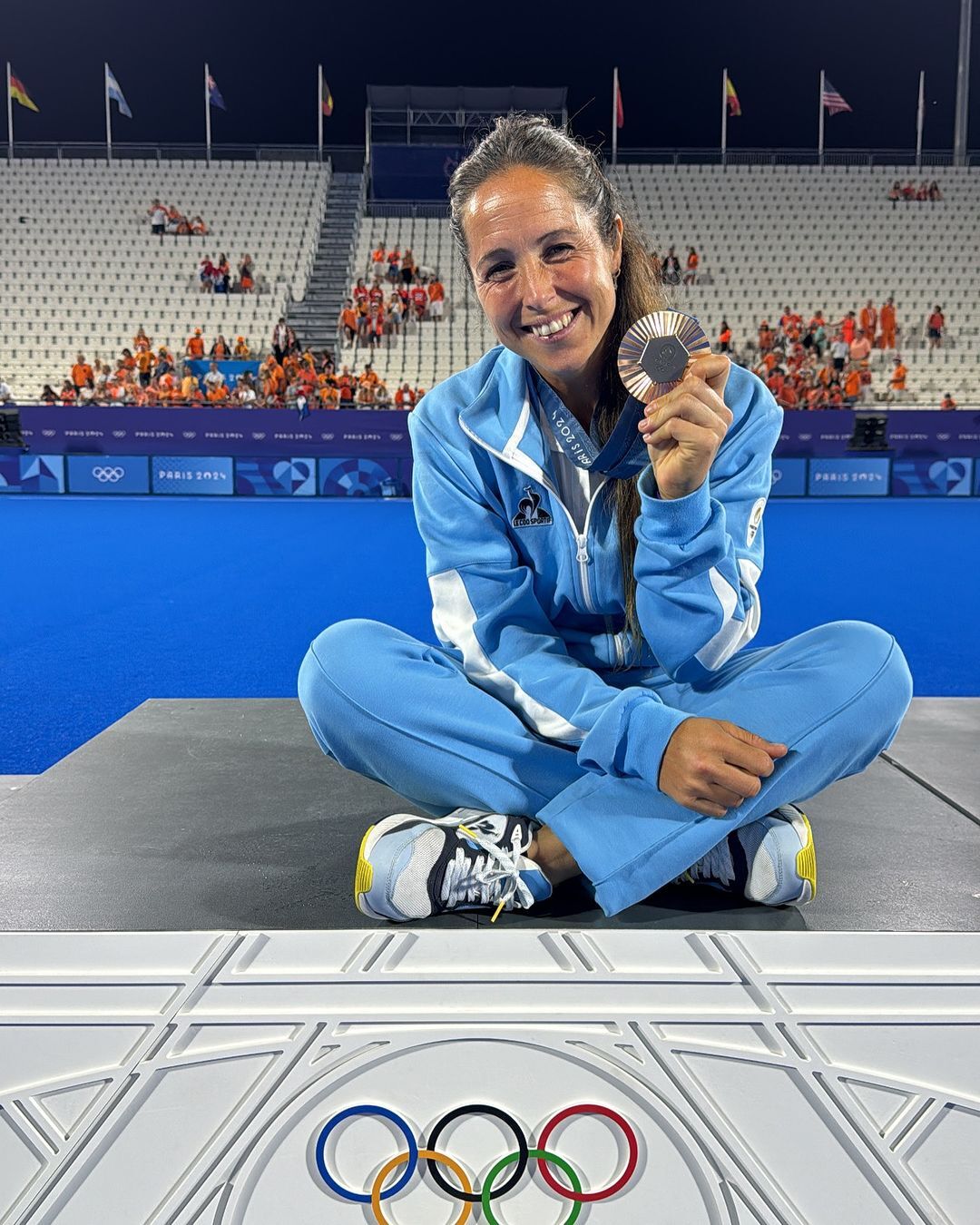 Rocío Sánchez Mocchia con la medalla de bronce que obtuvo con Las Leonas en los Juegos Olímpicos de París 2024.