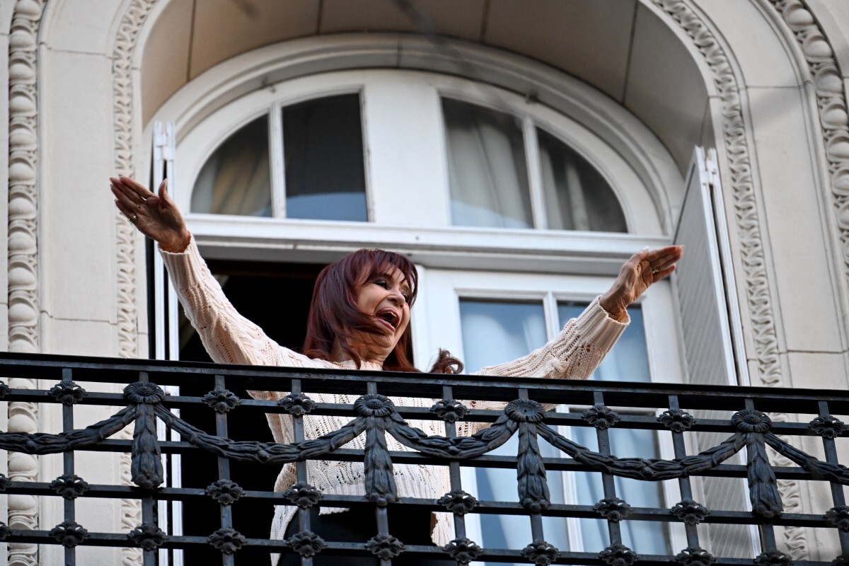 La expresidenta argentina Cristina Fernández de Kirchner saluda a sus simpatizantes desde el balcón de su residencia en Buenos Aires el 11 de junio de 2025