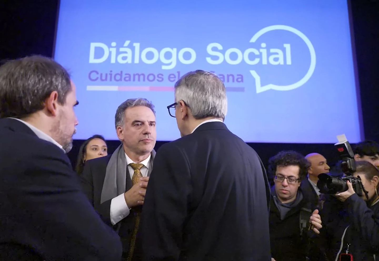 Yamandú Orsi en evento de Diálogo Social.