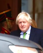 Boris Johnson: el exprimer ministro británico a la salida de Casa Rosada.