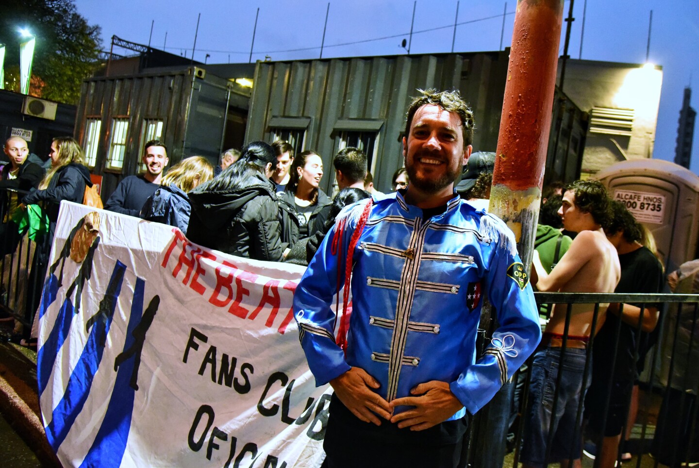 fan espera a McCartney.jpeg