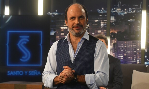 Ignacio Álvarez en la conducción de Santo y Seña.