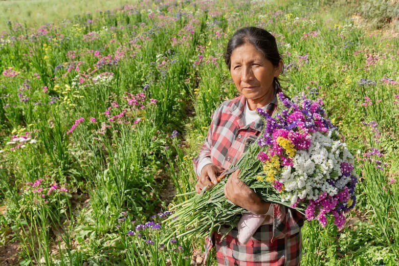 Patricia, vecina de Maimará, con un ramo de flores.