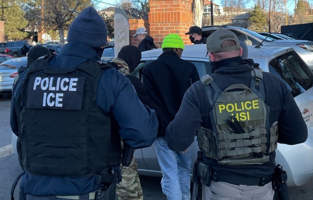 Agentes de ICE realizando arrestos.