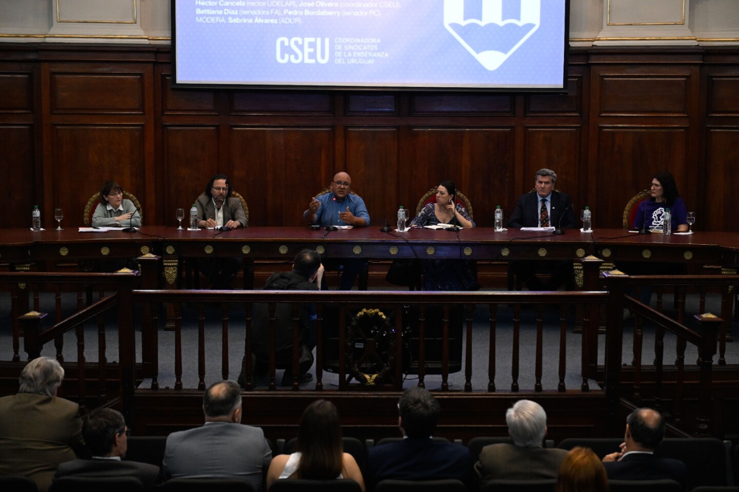 Daysi Iglesias, Héctor Cancela, José Olivera, Bettiana Díaz y Pedro Bordaberry debaten sobre presupuesto educativo en el paraninfo de Udelar.