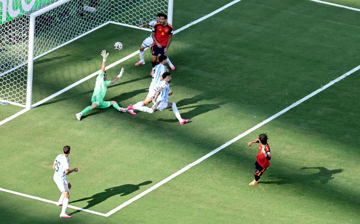 Ferran Torres convierte su gol en el partido entre España y Argentina por el Mundial 2026.