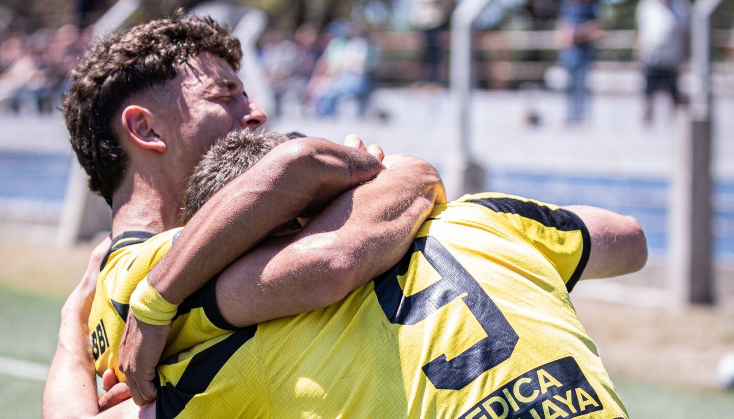 Abrazo de gol de los futbolistas de Tercera de Peñarol.