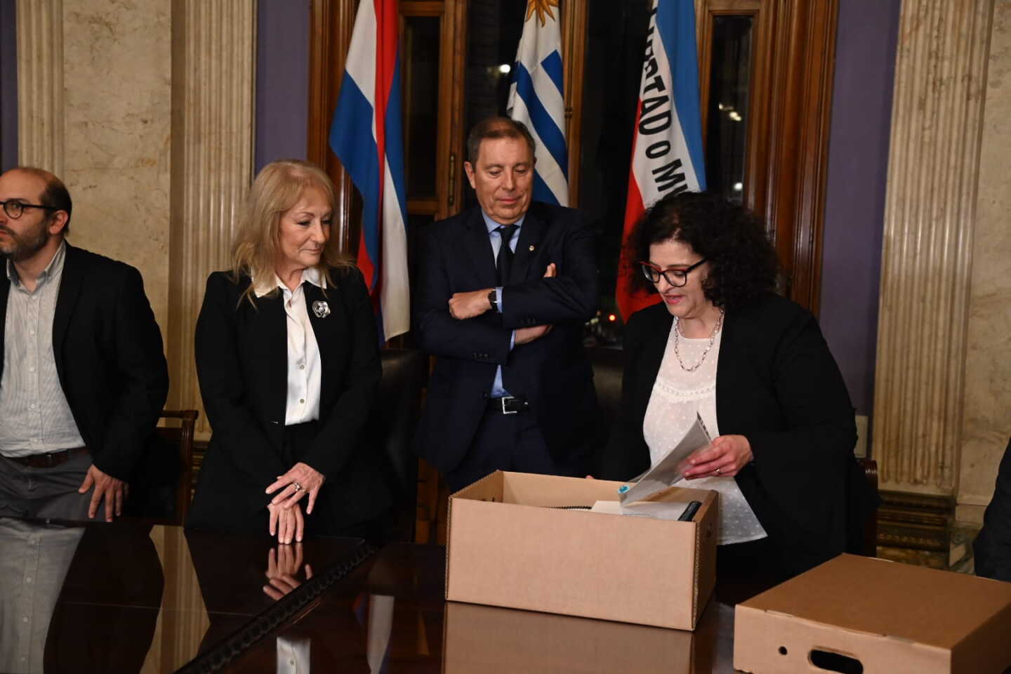 Gabriel Oddone haciendo entrega del proyecto de Ley de Presupuesto