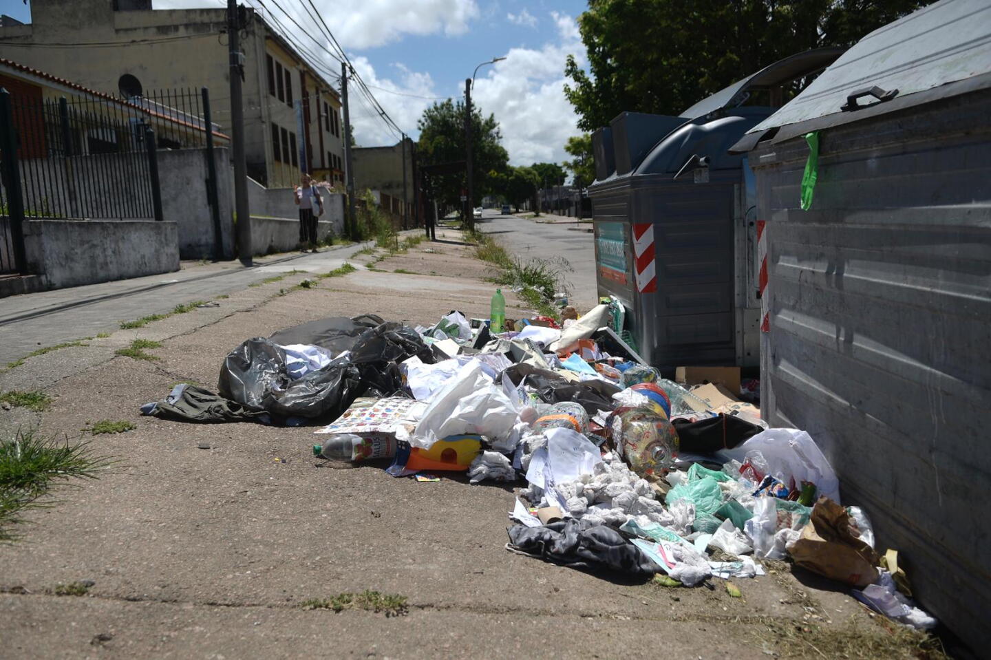 Contenedor desbordado en el barrio Maroñas.