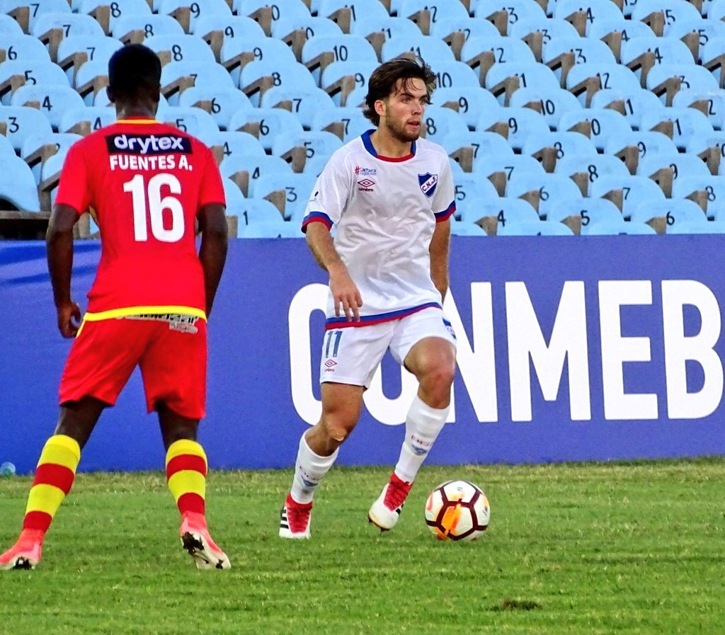 En acción. Guillermo May intenta avanzar contra Sport Huancayo.
