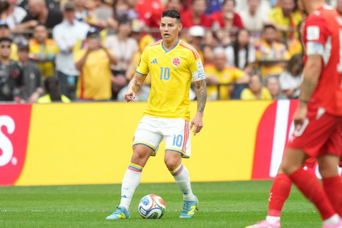 James Rodríguez, capitán de Colombia, trasladando la pelota en el partido ante Suiza por el Mundial 2026.