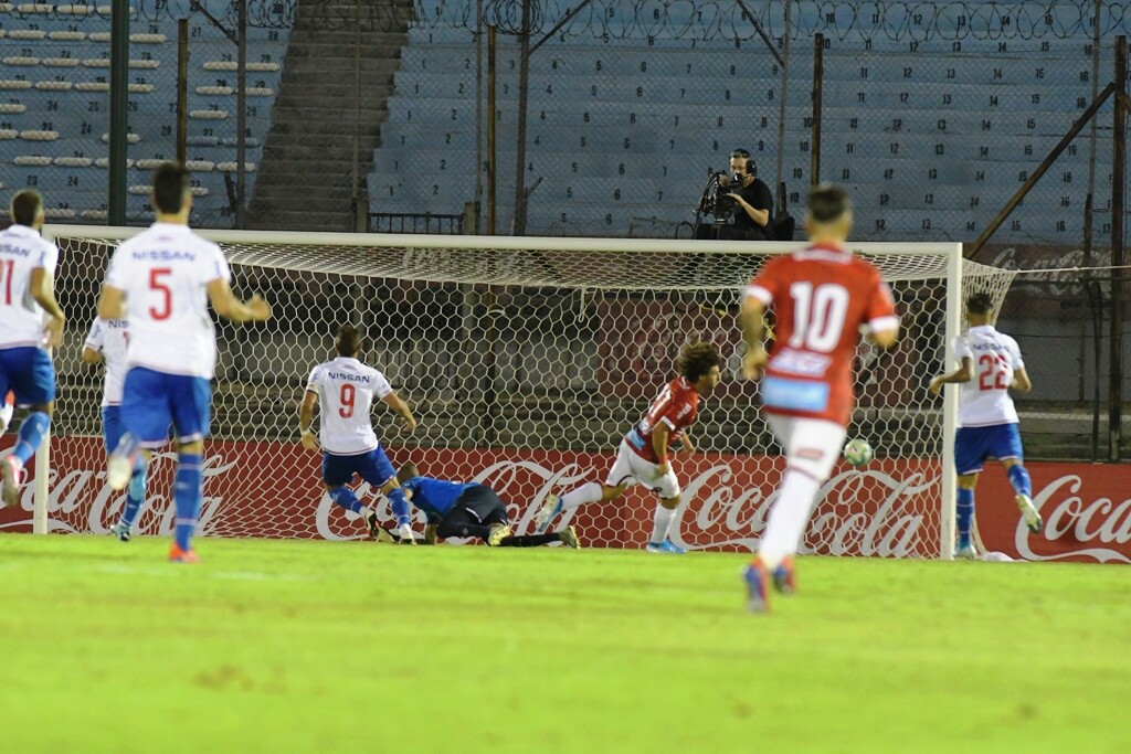 Maxi Falcón celebrando un gol con Rentistas.
