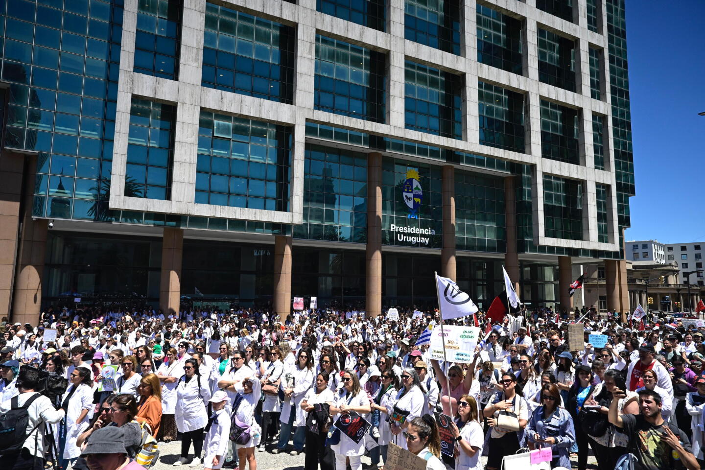 Manifestación de gremios docentes frente a Torre Ejecutiva por violencia en centros educativos.