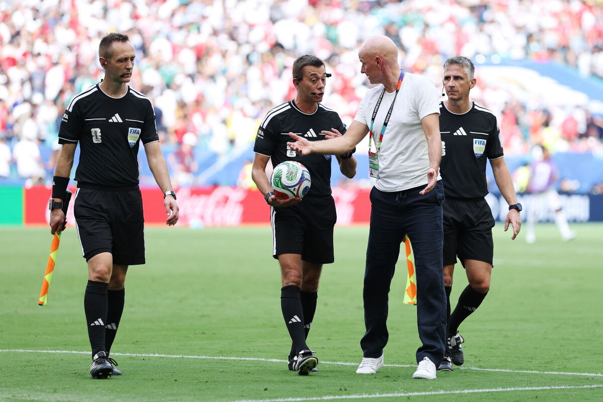 Stale Solbakken protesta a Clement Turpin en el partido entre Noruega e Inglaterra por los cuartos de final del Mundial 2026.