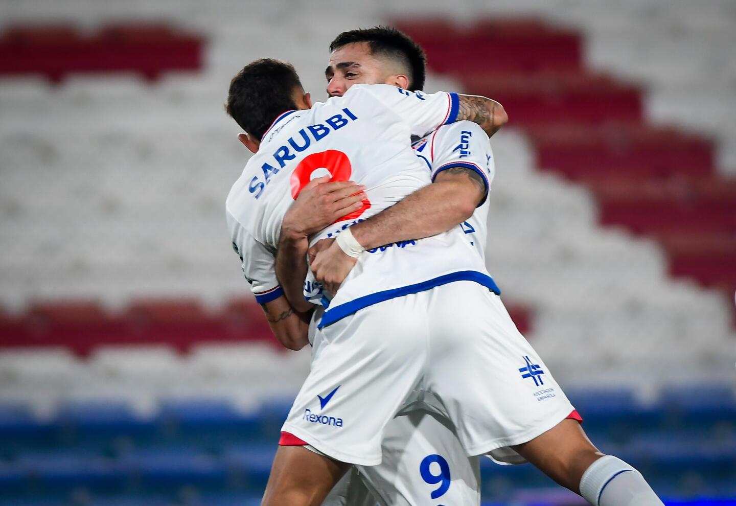 Maxi Gómez celebrando uno de los goles de Nacional ante Progreso junto con Christian Oliva.