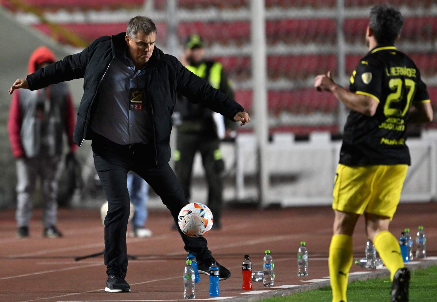 Diego Aguirre en el partido entre The Strongest y Peñarol por Copa Libertadores.