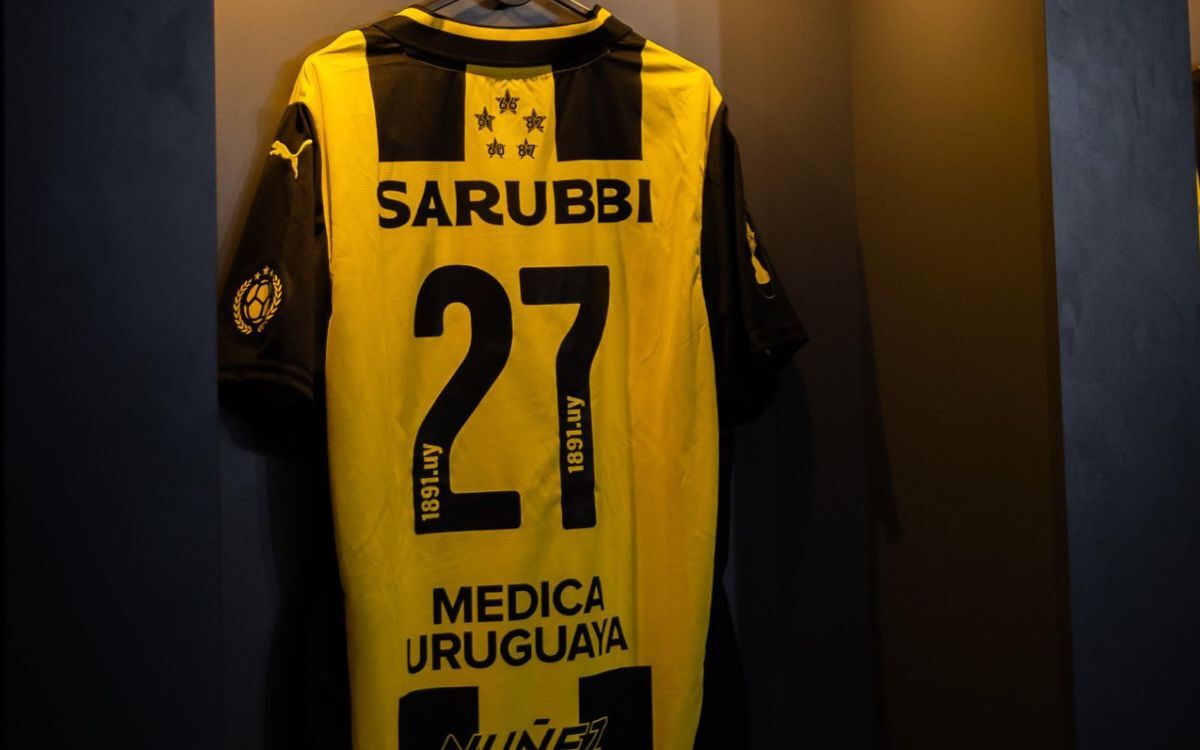 La inscripción en los dorsales de Peñarol para el partido ante Wanderers.