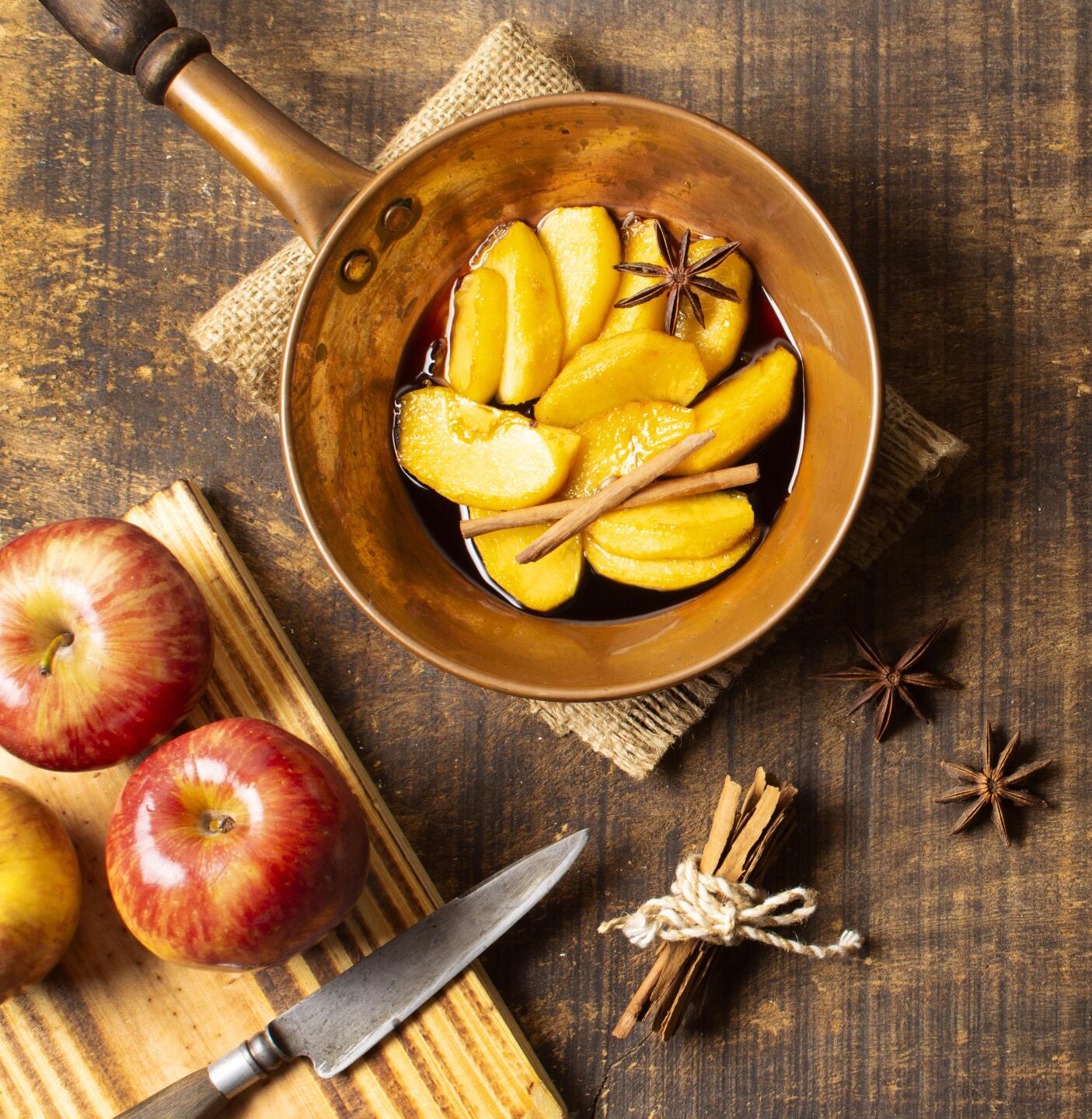 Manzana hervida en una olla