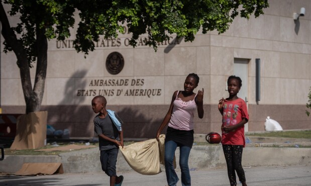 Militares de EE.UU. evacuan a parte del personal de su embajada de Haití