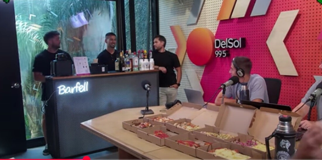 Barra de tragos y pizza para celebrar el cumpleaños de Jorge Piñeyrúa en los estudios de Del Sol FM.