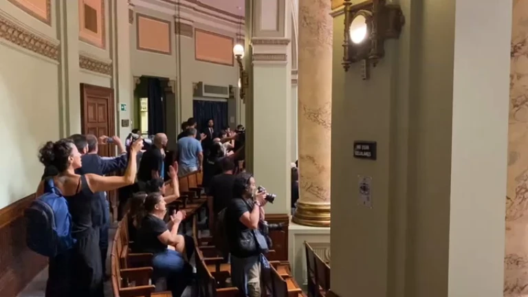 Desalojan barras del Senado tras manifestaciones contra reforma jubilatoria