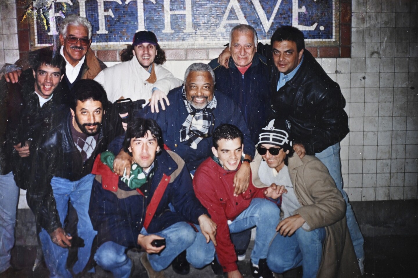 José "Gato" Morgade y parte del plantel de La Reina de la Teja durante la primera gira por Estados Unidos en 1983.