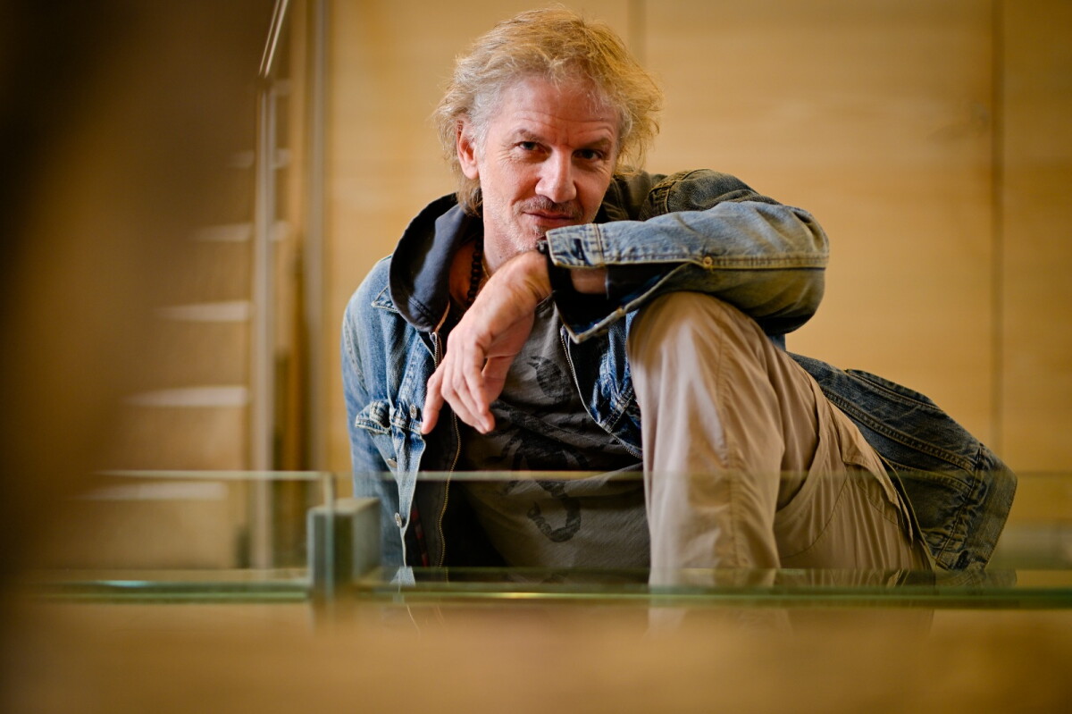 El actor y músico Facundo Arana vuelve a Uruguay para presentar "En el aire".