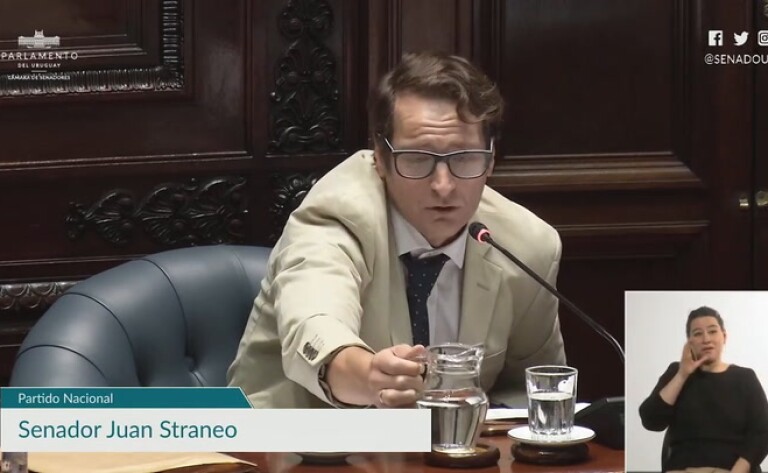 Senador Juan Straneo toma agua en el Parlamento y asegura que es de la canilla