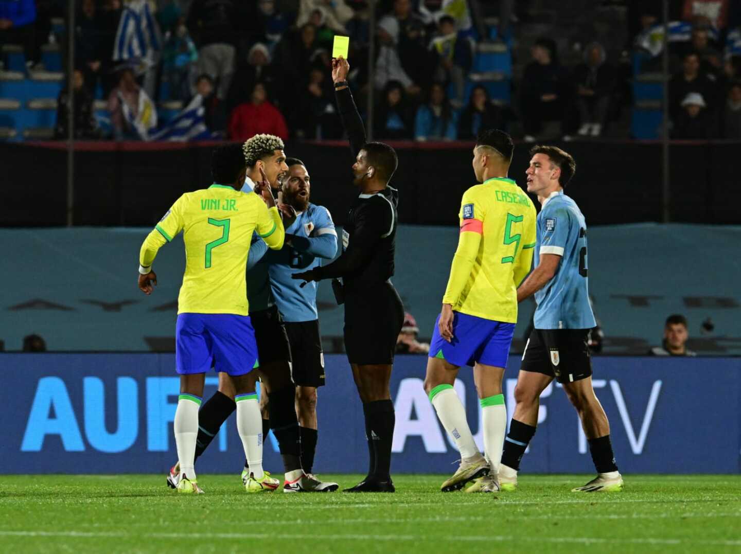 Ronald Araujo es amonestado en el partido entre Uruguay y Brasil.