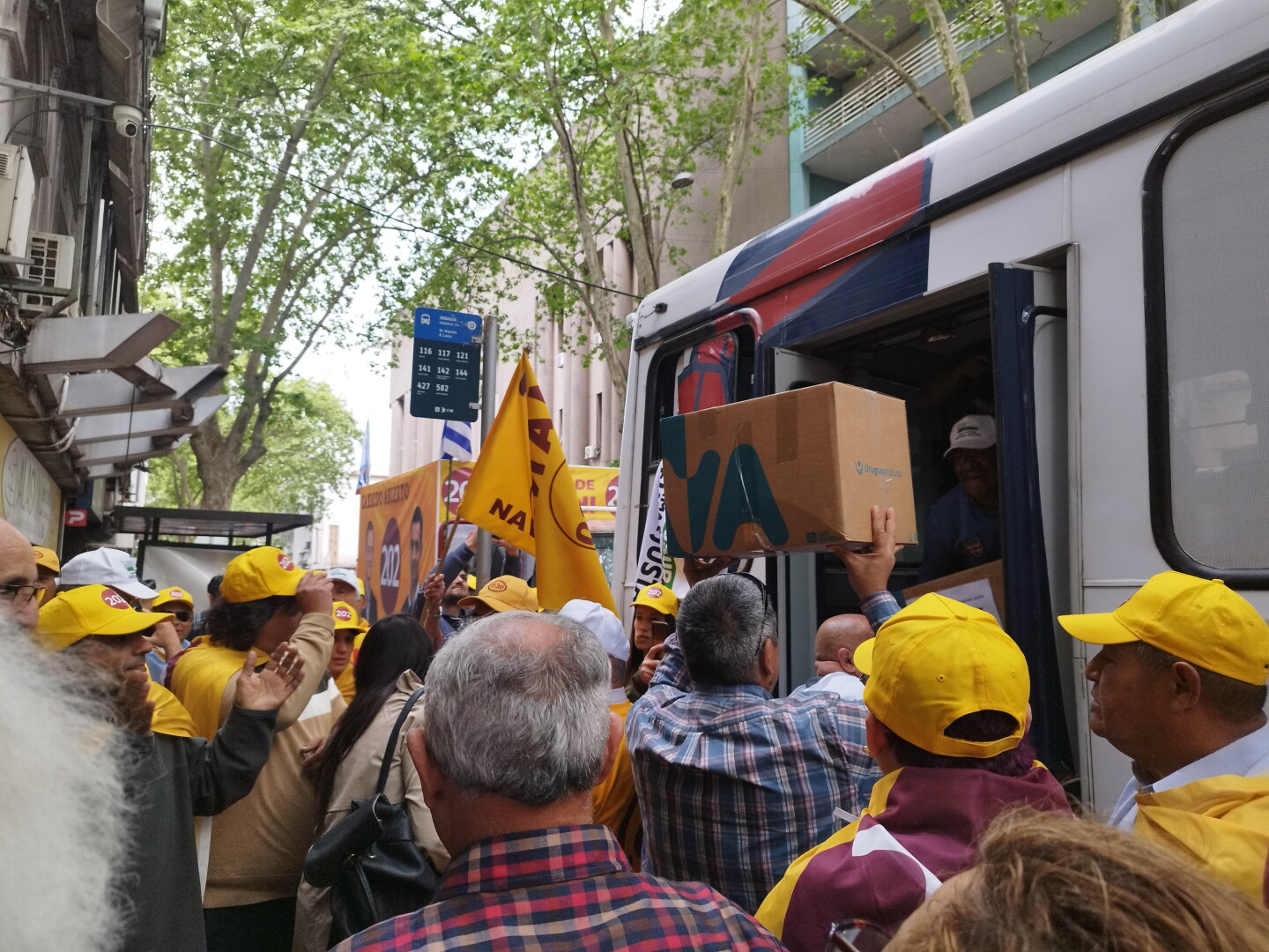 Militantes de Cabildo Abierto suben las cajas con las firmas.