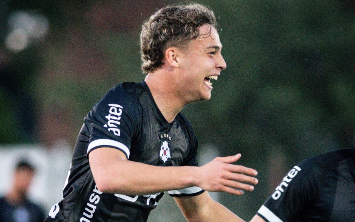 Pablo Suárez celebra su gol en el partido entre Wanderers y Boston River.
