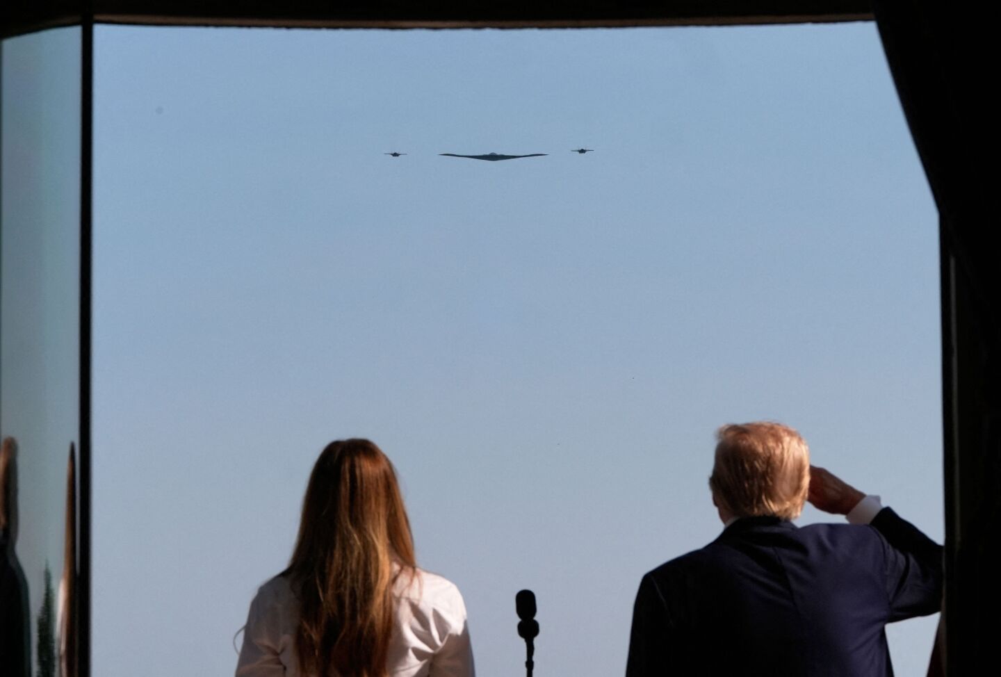 El presidente de Estados Unidos, Donald Trump, y la primera dama, Melania Trump, observan cómo los bombarderos furtivos B-2 Spirit realizan un vuelo militar desde el balcón del Salón Azul de la Casa Blanca durante una celebración del 4 de julio en Washington, D.C., el 4 de julio de 2025.