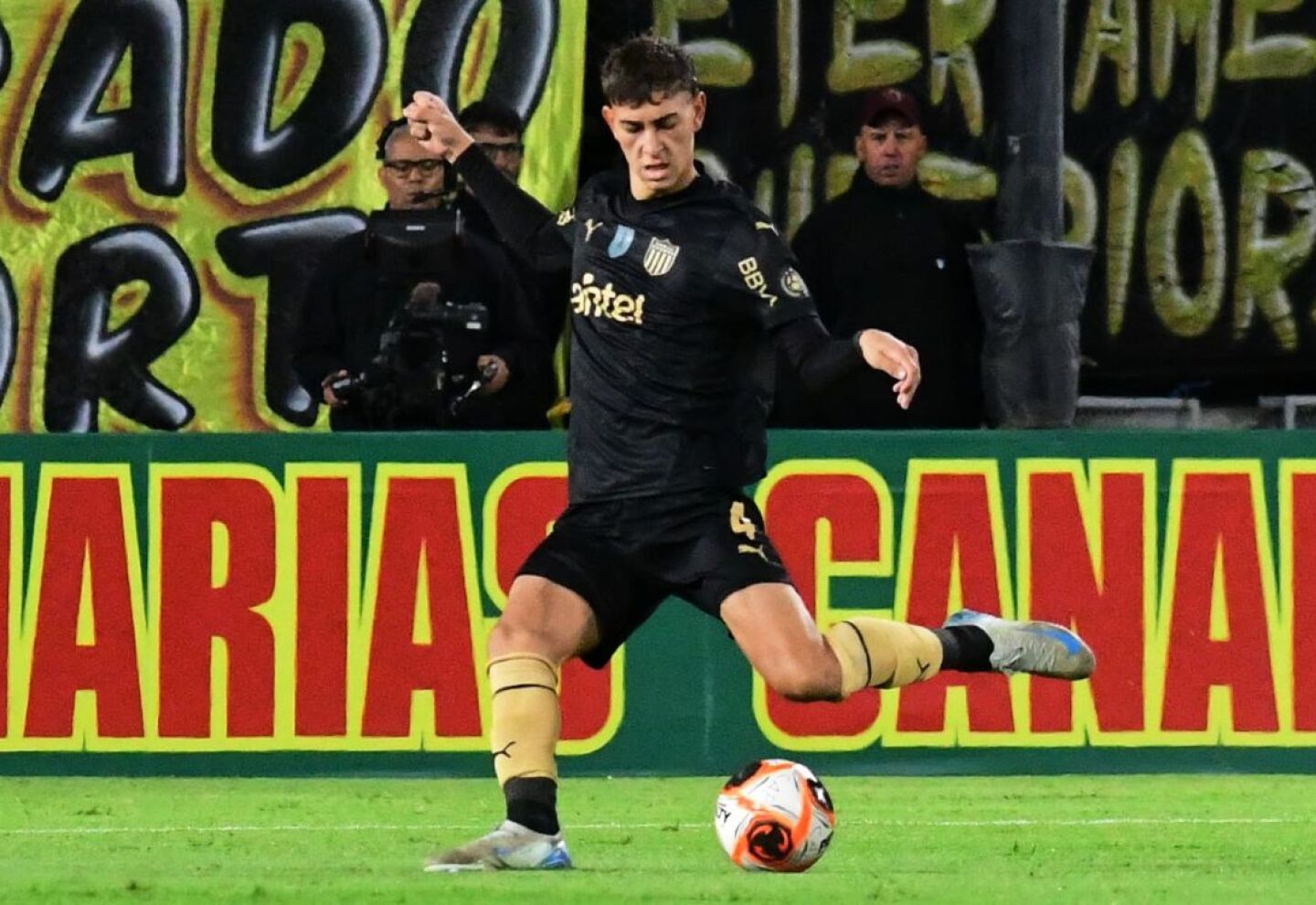 Juan Rodríguez con pelota dominada en el partido entre Peñarol y Racing por la Liga AUF Uruguaya.