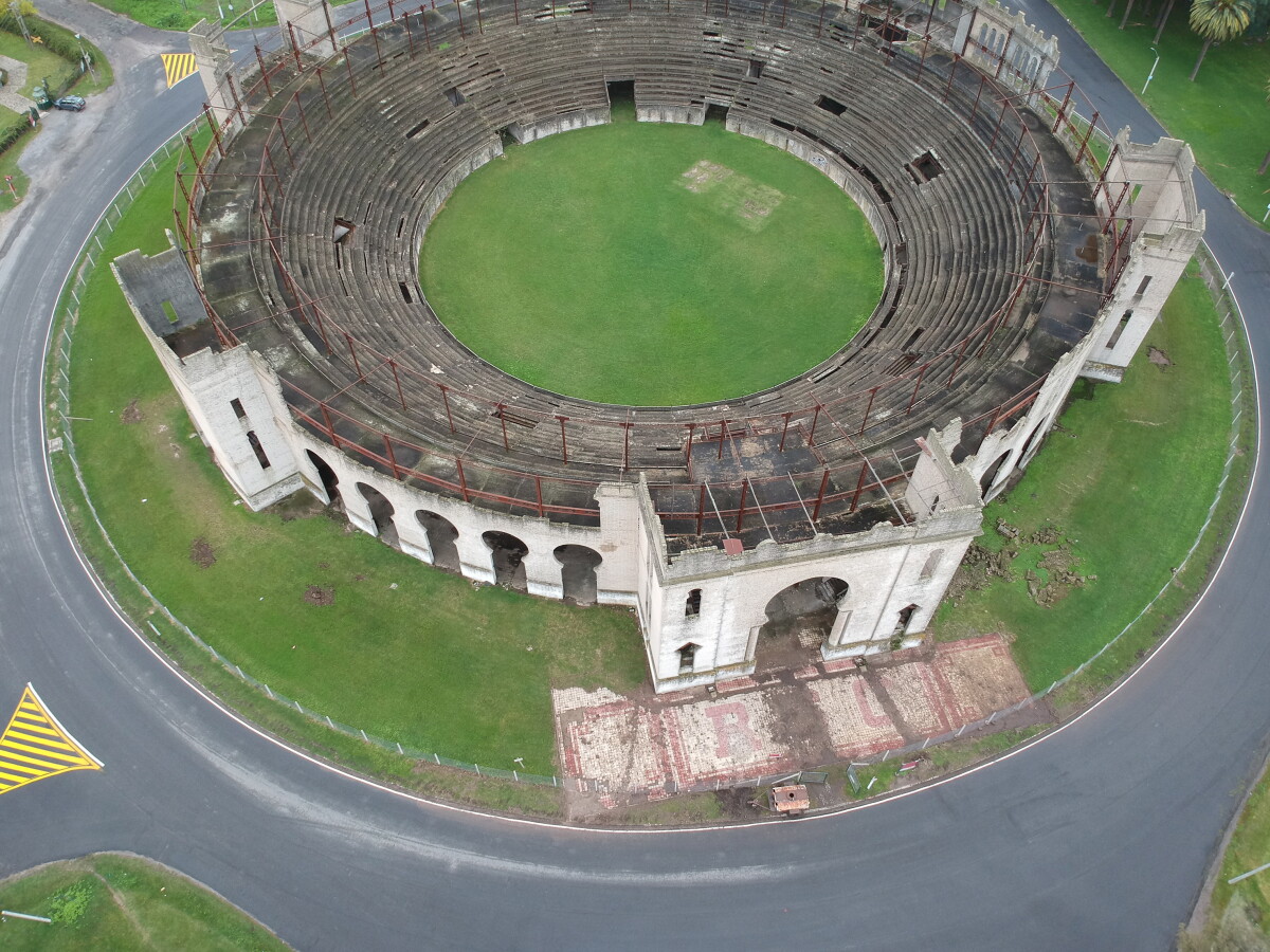 Parte de los pavimentos originales de la plaza de toros de Colonia antes de la restauración