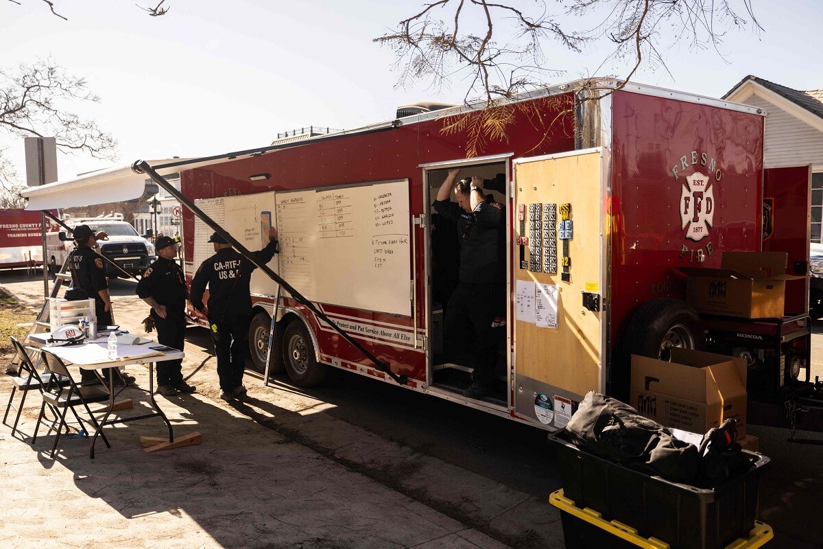 Los bomberos de la operación de búsqueda y rescate coordinan sus acciones desde un centro de mando en el barrio Pacific Palisades