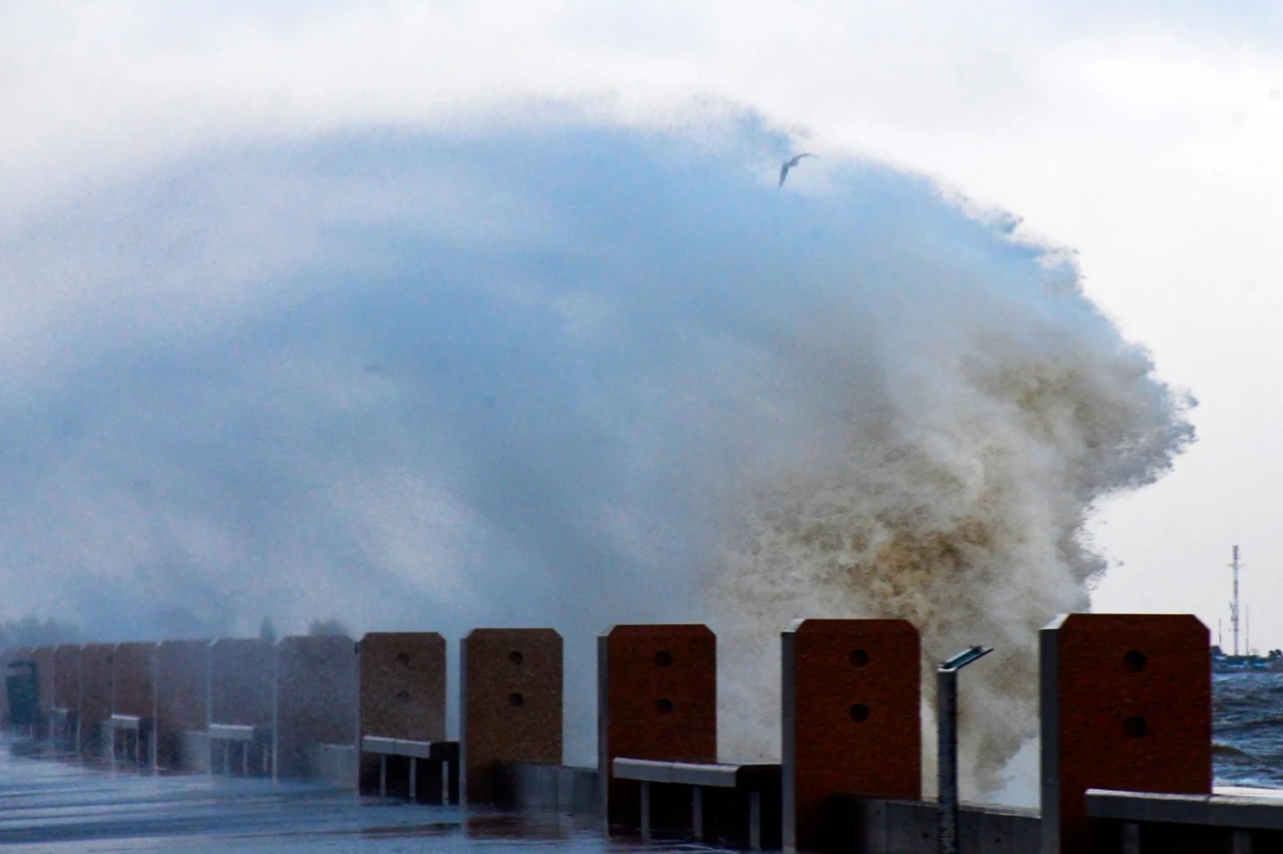 Estado del tiempo. Marea alta y vientos en la rambla de Montevideo. Foto: Archivo El País