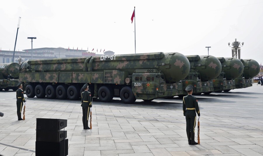 Vehículos blindados con misiles balísticos intercontinentales (ICBM) DF-61