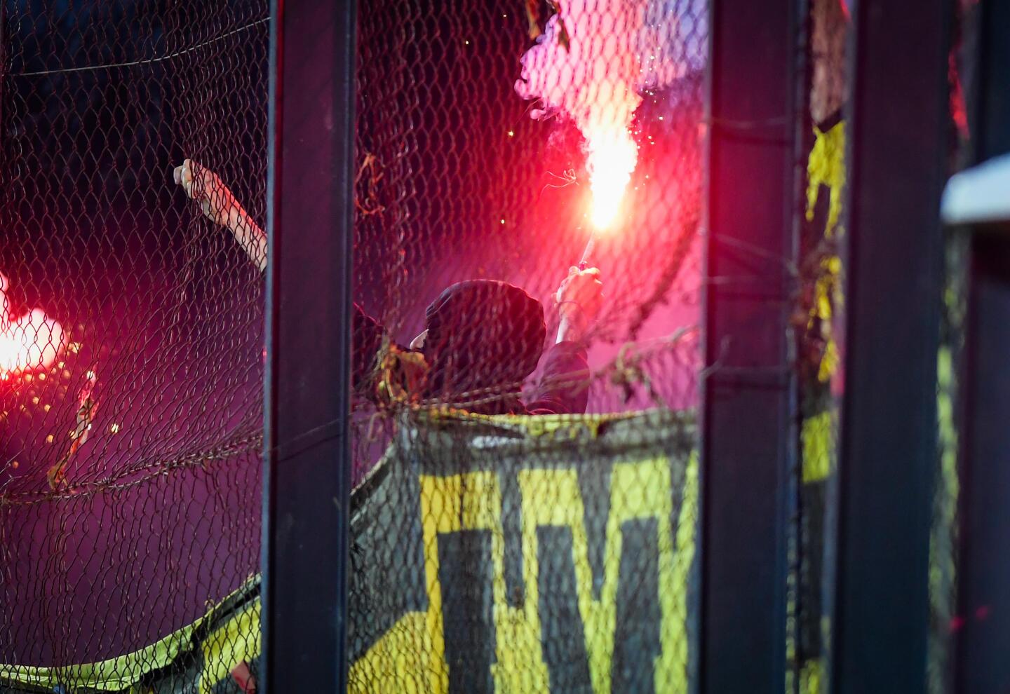 Los hinchas de Peñarol en el Parque Viera durante el partido ante Defensor Sporting por Copa AUF Uruguay.